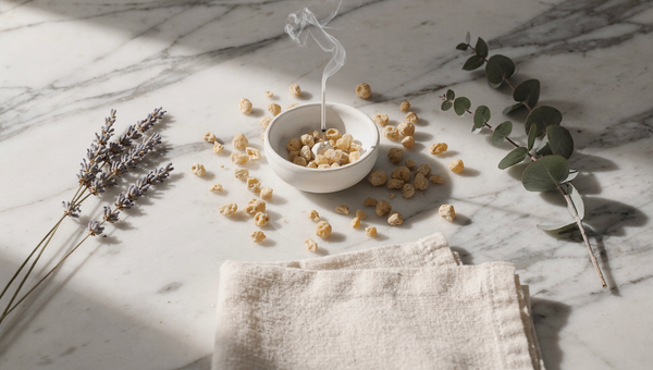Weihrauch für Stressabbau – Hojari Harzkörner mit Lavendel und Räuchergefäß auf Marmor, Premium Wellness Stillleben von Loubaan