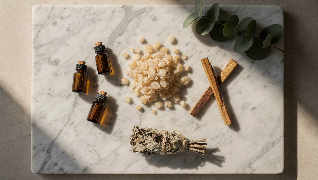 Weihrauch für Aromatherapie – Hojari Harz, Palo Santo Holz und ätherische öle auf Marmor, Loubaan Premium Wellness Flat Lay